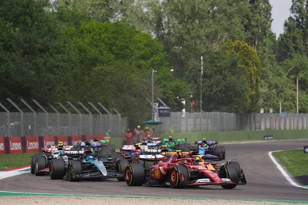 Formel 1 Grand Prix Emilia Romagna 2024 19.05.2024, Autodromo Enzo e Dino Ferrari, Imola, Formel 1 Grand Prix Emilia Romagna 2024 ,im Bild Rennstart: Oscar Piastri (AUS), McLaren F1 Team, Carlos Sainz Jr. (ESP), Scuderia Ferrari HP, George Russell (GBR), Mercedes-AMG Petronas Formula One Team, Lewis Hamilton (GBR), Mercedes-AMG Petronas Formula One Team, Nico Hülkenberg (DEU), Haas F1 Team, Sergio Perez (MEX), Oracle Red Bull Racing, Daniel Ricciardo (AUS), Visa Cash App RB Formula One Team, Yuki Tsunoda (JPN), Visa Cash App RB Formula One Team