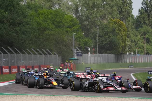 Formel 1 Grand Prix Emilia Romagna 2024 19.05.2024, Autodromo Enzo e Dino Ferrari, Imola, Formel 1 Grand Prix Emilia Romagna 2024 ,im Bild Rennstart: Nico Hülkenberg (DEU), Haas F1 Team, Yuki Tsunoda (JPN), Visa Cash App RB Formula One Team, Sergio Perez (MEX), Oracle Red Bull Racing, Pierre Gasly (FRA), Alpine F1 Team, Esteban Ocon (FRA), Alpine F1 Team, Lance Stroll (CAN), Aston Martin Aramco Cognizant Formula One Team
