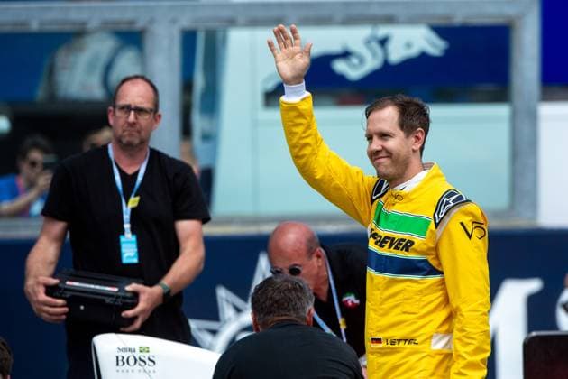 Sebastian Vettel (Deutschland, Rennfahrer) gedenkt dem 1994 verstorbenen Ayrton Senna (Brasilien), ITA, Formel 1 Weltmeisterschaft, Grand Prix Emilia-Romagna Imola, Autodromo Enzo e Dino Ferrari, Ankunft der Fahrer, Raceday, 19.05.2024 ITA, Formel 1 Weltmeisterschaft, Grand Prix Emilia-Romagna Imola, Autodromo Enzo e Dino Ferrari, Ankunft der Fahrer, Raceday, 19.05.2024 Imola Copyright: xEibner-Pressefoto Memmlerx EP_MMR