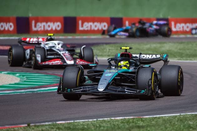 Lewis Hamilton (Mercedes AMG Petronas Formula One Team, 44) im Mercedes-AMG F1 W15 E Performance vor Nico Huelkenberg (MoneyGram Haas F1 Team, 27), ITA, Formel 1 Weltmeisterschaft, Grand Prix Emilia-Romagna Imola, Autodromo Enzo e Dino Ferrari, Rennen, 19.05.2024 ITA, Formel 1 Weltmeisterschaft, Grand Prix Emilia-Romagna Imola, Autodromo Enzo e Dino Ferrari, Rennen, 19.05.2024 Imola Copyright: xEibner-Pressefoto Memmlerx EP_MMR