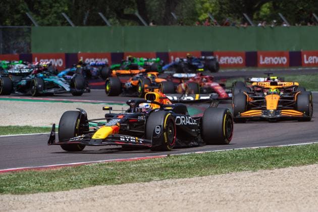 Max Verstappen (Oracle Red Bull Racing, 01) am Start vor Lando Norris (McLaren Formula 1 Team, 04), ITA, Formel 1 Weltmeisterschaft, Grand Prix Emilia-Romagna Imola, Autodromo Enzo e Dino Ferrari, Rennen, 19.05.2024 ITA, Formel 1 Weltmeisterschaft, Grand Prix Emilia-Romagna Imola, Autodromo Enzo e Dino Ferrari, Rennen, 19.05.2024 Imola Copyright: xEibner-Pressefoto Memmlerx EP_MMR