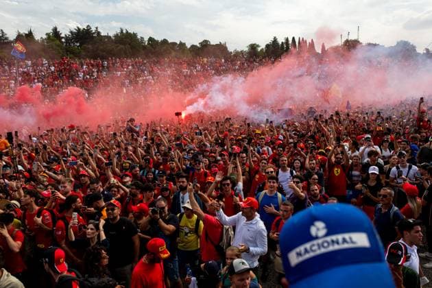 Fans Tifosi nach dem Rennen auf der Start - Ziel Geraden bei der Siegerehrung, zuenden Bengalos und Pyrotechnik, ITA, Formel 1 Weltmeisterschaft, Grand Prix Emilia-Romagna Imola, Autodromo Enzo e Dino Ferrari, Rennen, 19.05.2024 ITA, Formel 1 Weltmeisterschaft, Grand Prix Emilia-Romagna Imola, Autodromo Enzo e Dino Ferrari, Rennen, 19.05.2024 Imola Copyright: xEibner-Pressefoto Memmlerx EP_MMR