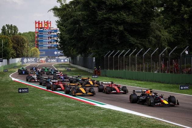 start of the race, depart, 01 VERSTAPPEN Max (nld), Red Bull Racing RB20, action 04 NORRIS Lando (gbr), McLaren F1 Team MCL38, action 16 LECLERC Charles (mco), Scuderia Ferrari SF-24, action during the Formula 1 MSC Cruises Gran Premio del Made in Italy e Dell™Emilia-Romagne 2024, 7th round of the 2024 Formula One World Championship, WM, Weltmeisterschaft from May 17 to 19, 2024 on the Autodromo Enzo e Dino Ferrari, in Imola, Italy - F1 - EMILIA-ROMAGNA GRAND PRIX 2024 DPPI Panoramic 240519_R07_EMR_DP_XB3_2157