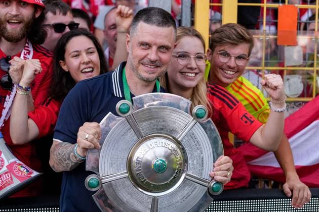Alexander Straus (Trainer, Cheftrainer, FCB) feiert mit den Fans, beim Jubel, bei der Siegerehrung nach dem Spiel mit der Meisterschale, mit Trophäe, mit dem Pokal, Ehrung des Deutschen Meisters, nach der gewonnenen Meisterschaft, Deutscher Meister 2023 24 in der Google Pixel Frauen-Bundesliga, Freude über den Sieg, Sieger, Gewinner, Gewinn der Deutschen Meisterschaft, Deutsche Meisterinnen, Deutsche Meisterin, freuen, freut sich, jubelt, jubeln, fröhlich, Freude, optimistisch, positiv, Highlight, Meisterjubel, Einzelbild, Einzelfoto, Aktion, Action, 20.05.2024, Sinsheim (Hoffenheim) (Deutschland), Fussball, Google Pixel Frauen-Bundesliga, TSG 1899 Hoffenheim - FC Bayern München, DFB DFL REGULATIONS PROHIBIT ANY USE OF PHOTOGRAPHS AS IMAGE SEQUENCES AND OR QUASI-VIDEO.