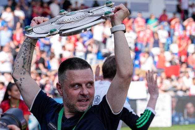 Alexander Straus (Trainer, Cheftrainer, FCB) mit der Schale, Einzelbild, Einzelfoto, beim Jubel, bei der Siegerehrung nach dem Spiel mit der Meisterschale, mit Trophäe, mit dem Pokal, Ehrung des Deutschen Meisters, nach der gewonnenen Meisterschaft, Deutscher Meister 2023 24 in der Google Pixel Frauen-Bundesliga, Freude über den Sieg, Sieger, Gewinner, Gewinn der Deutschen Meisterschaft, Deutsche Meisterinnen, Deutsche Meisterin, freuen, freut sich, jubelt, jubeln, fröhlich, Freude, optimistisch, positiv, Highlight, Meisterjubel, Action, Aktion, 20.05.2024, Sinsheim (Hoffenheim) (Deutschland), Fussball, Google Pixel Frauen-Bundesliga, TSG 1899 Hoffenheim - FC Bayern München, DFB DFL REGULATIONS PROHIBIT ANY USE OF PHOTOGRAPHS AS IMAGE SEQUENCES AND OR QUASI-VIDEO.