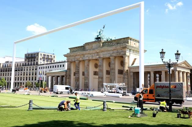DEU, FIFA, EM-2024, Fanmeilenaufbau, 21.05.2024, Brandenburger Tor, Berlin, DEU, FIFA, EM-2024, Fanmeilenaufbau, im Bild Besichtigung der Fanmeile vor dem Brandenburger Tor Foto: Juergen Engler nordphoto GmbH