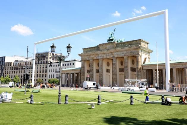 DEU, FIFA, EM-2024, Fanmeilenaufbau, 21.05.2024, Brandenburger Tor, Berlin, DEU, FIFA, EM-2024, Fanmeilenaufbau, im Bild Besichtigung der Fanmeile vor dem Brandenburger Tor Foto: Juergen Engler nordphoto GmbH