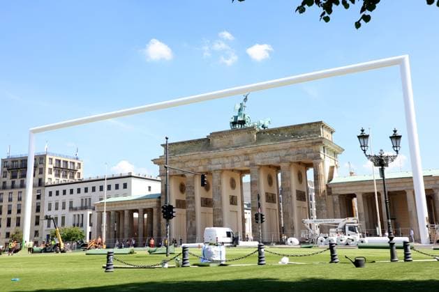 DEU, FIFA, EM-2024, Fanmeilenaufbau, 21.05.2024, Brandenburger Tor, Berlin, DEU, FIFA, EM-2024, Fanmeilenaufbau, im Bild Besichtigung der Fanmeile vor dem Brandenburger Tor Foto: Juergen Engler nordphoto GmbH