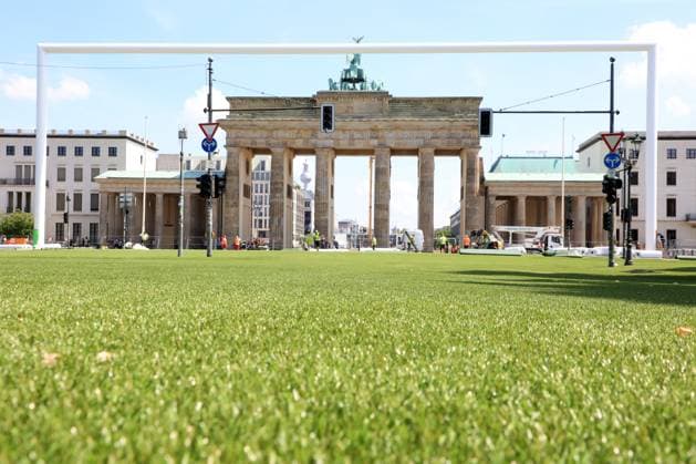 DEU, FIFA, EM-2024, Fanmeilenaufbau, 21.05.2024, Brandenburger Tor, Berlin, DEU, FIFA, EM-2024, Fanmeilenaufbau, im Bild Besichtigung der Fanmeile vor dem Brandenburger Tor Foto: Juergen Engler nordphoto GmbH