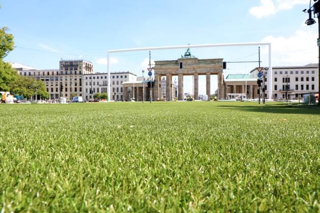 DEU, FIFA, EM-2024, Fanmeilenaufbau, 21.05.2024, Brandenburger Tor, Berlin, DEU, FIFA, EM-2024, Fanmeilenaufbau, im Bild Besichtigung der Fanmeile vor dem Brandenburger Tor Foto: Juergen Engler nordphoto GmbH