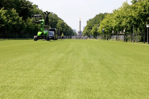 DEU, FIFA, EM-2024, Fanmeilenaufbau, 21.05.2024, Brandenburger Tor, Berlin, DEU, FIFA, EM-2024, Fanmeilenaufbau, im Bild Besichtigung der Fanmeile vor dem Brandenburger Tor Foto: Juergen Engler nordphoto GmbH