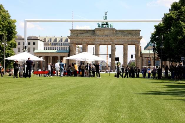 DEU, FIFA, EM-2024, Fanmeilenaufbau, 21.05.2024, Brandenburger Tor, Berlin, DEU, FIFA, EM-2024, Fanmeilenaufbau, im Bild Besichtigung der Fanmeile vor dem Brandenburger Tor Foto: Juergen Engler nordphoto GmbH