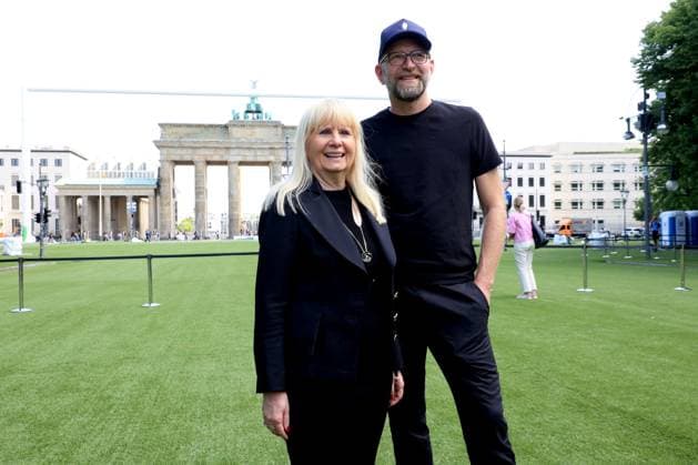 DEU, FIFA, EM-2024, Fanmeilenaufbau, 21.05.2024, Brandenburger Tor, Berlin, DEU, FIFA, EM-2024, Fanmeilenaufbau, im Bild Besichtigung der Fanmeile vor dem Brandenburger Tor Iris Spranger, Senatorin für Inneres und Moritz van Dülmen, Geschäftsführer Kulturprojekte Berlin Foto: Juergen Engler nordphoto GmbH