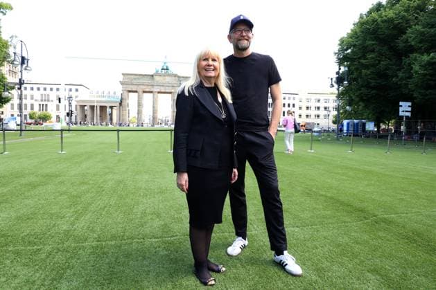 DEU, FIFA, EM-2024, Fanmeilenaufbau, 21.05.2024, Brandenburger Tor, Berlin, DEU, FIFA, EM-2024, Fanmeilenaufbau, im Bild Besichtigung der Fanmeile vor dem Brandenburger Tor Iris Spranger, Senatorin für Inneres und Moritz van Dülmen, Geschäftsführer Kulturprojekte Berlin Foto: Juergen Engler nordphoto GmbH