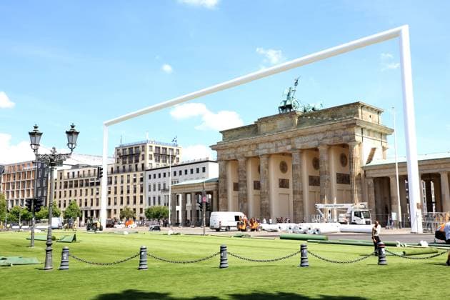 Sport Bilder des Tages DEU, FIFA, EM-2024, Fanmeilenaufbau, 21.05.2024, Brandenburger Tor, Berlin, DEU, FIFA, EM-2024, Fanmeilenaufbau, im Bild Besichtigung der Fanmeile vor dem Brandenburger Tor Foto: Juergen Engler nordphoto GmbH