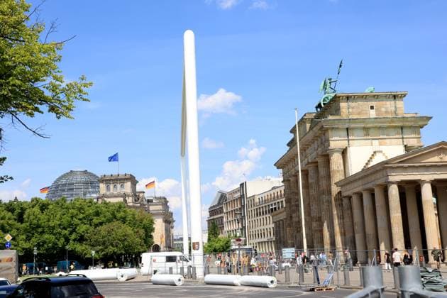DEU, FIFA, EM-2024, Fanmeilenaufbau, 21.05.2024, Brandenburger Tor, Berlin, DEU, FIFA, EM-2024, Fanmeilenaufbau, im Bild Besichtigung der Fanmeile vor dem Brandenburger Tor Foto: Juergen Engler nordphoto GmbH