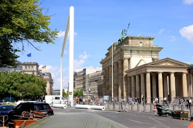 DEU, FIFA, EM-2024, Fanmeilenaufbau, 21.05.2024, Brandenburger Tor, Berlin, DEU, FIFA, EM-2024, Fanmeilenaufbau, im Bild Besichtigung der Fanmeile vor dem Brandenburger Tor Foto: Juergen Engler nordphoto GmbH