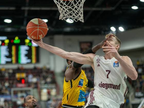 Sport Bilder des Tages Eddy Edigin (MHP Riesen Ludwigsburg, 27), Niels Giffey (Bayern Muenchen, 07), GER, MHP Riesen, Basketball vs. FC Bayern Basketball (FCBB), easycredit BBL, Playoffs Viertelfinale, Spiel 3, Best of Five, Spielzeit 2023 2024, 22.05.2024, GER, MHP Riesen, Basketball vs. FC Bayern Basketball (FCBB), easycredit BBL, Playoffs Viertelfinale, Spiel 3, Best of Five, Spielzeit 2023 2024, 22.05.2024 Ludwigsburg Copyright: xEibner-Pressefoto SaschaxWaltherx EP_EER