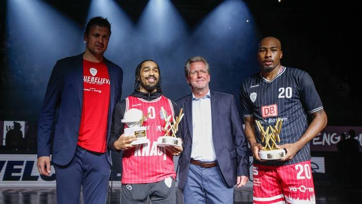 Im Bild: v.li. Sportmanager Kreso Loncar (Wuerzburg Baskets), Der verletzte Otis Livingston II (Wuerzburg Baskets, 0), Offensive-Player of the year, MVP, most valuable player, OPOTY, BBL-Geschaeftsfuehrer Stefan Holz und Javon Bess (Wuerzburg Baskets, 20), Defensive-Player of the year, DPOTY 22.05.2024, Wuerzburg Baskets vs. ratiopharm Ulm, easyCredit BBL, Playoffs - Spiel 3, Deutschland, Wuerzburg, tectake Arena, Copyright: HMBxMedia xJulienxBecker