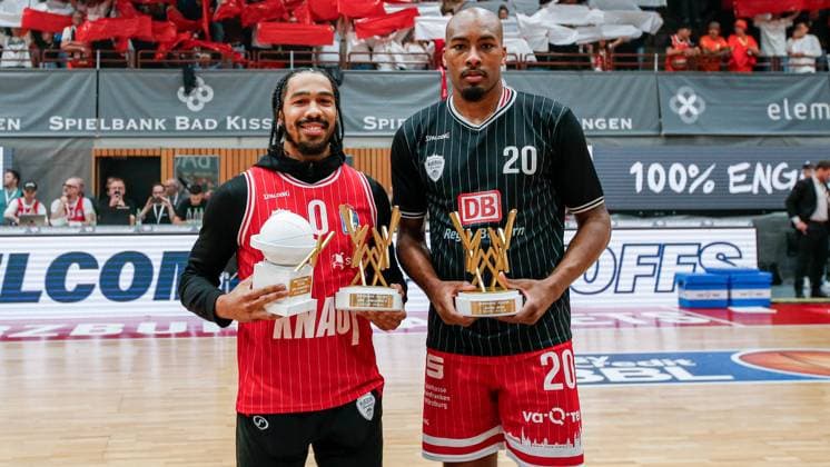Sport Bilder des Tages Im Bild: v.li. Der verletzte Otis Livingston II (Wuerzburg Baskets, 0), Offensive-Player of the year, MVP, most valuable player, OPOTY und Javon Bess (Wuerzburg Baskets, 20), Defensive-Player of the year, DPOTY 22.05.2024, Wuerzburg Baskets vs. ratiopharm Ulm, easyCredit BBL, Playoffs - Spiel 3, Deutschland, Wuerzburg, tectake Arena, Copyright: HMBxMedia xJulienxBecker
