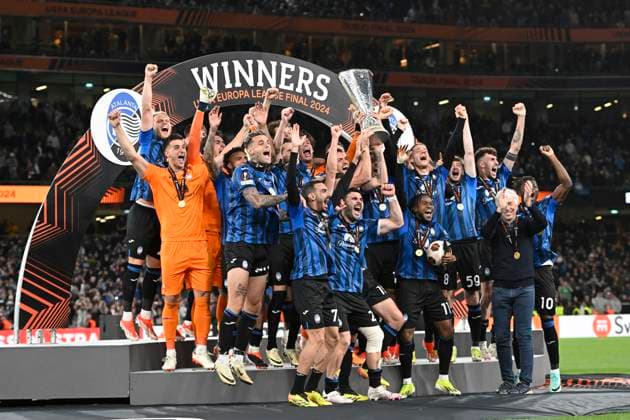Siegerehrung,Teamfoto,Team,Mannschaft, Mannschaftsfoto Bergamo mit Pokal,Cup,Trophaee, Jubel,Freude,Begeisterung, Fussball Europa League Finale 2024, Atalanta Bergamo (AB) - Bayer 04 Leverkusen (LEV) 3-0 am 22.05.2024 in Dublin Irland, Aviva Stadion. UEFA regulations prohibit any use of photographs as image sequences and or quasi-video Â