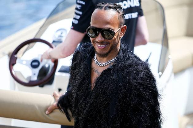 Lewis Hamilton of Great Britain and Mercedes gestikuliert, Gestik, Practice, F1 Grand Prix of Monaco, Monaco am 24. May 2024 in Monte Carlo, Monaco. (Foto von Diogo Cardoso DeFodi Images) Lewis Hamilton of Great Britain and Mercedes gestures arriving in the paddock, Practice, F1 Grand Prix of Monaco, Monaco on May 24, 2024 in Monte Carlo, Monaco. (Photo by Diogo Cardoso DeFodi Images) Defodi-645_f1mon20240524_0006