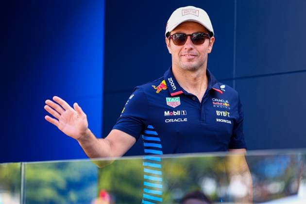 Sergio Perez of Mexico and Oracle Red Bull Racing gestikuliert, Gestik, Practice, F1 Grand Prix of Monaco, Monaco am 24. May 2024 in Monte Carlo, Monaco. (Foto von Diogo Cardoso DeFodi Images) Sergio Perez of Mexico and Oracle Red Bull Racing gestures arriving in the paddock, Practice, F1 Grand Prix of Monaco, Monaco on May 24, 2024 in Monte Carlo, Monaco. (Photo by Diogo Cardoso DeFodi Images) Defodi-645_f1mon20240524_0015