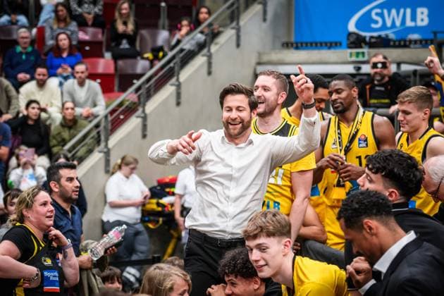 Josh King (MHP Riesen Ludwigsburg, Head-Coach) wird von den Fans und Spielern gefeiert GER, MHP Riesen Ludwigsburg vs. FC Bayern Basketball, Basketball, Bundesliga, easycredit BBL, Playoff Spiel 4 5, Spielzeit 2023 2024, 24.05.2024 GER, MHP Riesen Ludwigsburg vs. FC Bayern Basketball, Basketball, Bundesliga, easycredit BBL, Playoff Spiel 4 5, Spielzeit 2023 2024, 24.05.2024 Foto: Eibner Sandy Dinkelacker Ludwigsburg Copyright: xSandyxDinkelackerx EP_SDR