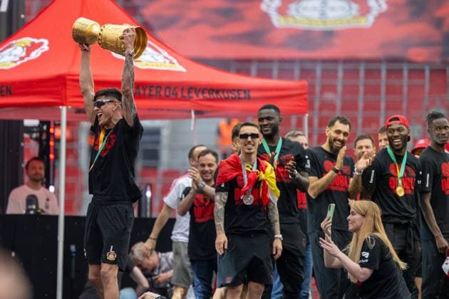 GER, 1.FBL, Bayer 04 Leverkusen Coming Home 26.05.2024 Saison 2023 24, Meisterschaftsfeier DFB Pokalfeier 26.05.2024, Bay-Arena, Leverkusen, GER, 1.FBL, Bayer 04 Leverkusen Coming Home Meisterschaftsfeier DFB Pokalfeier Im Bild: Piero Hincapie (Bayer 04 Leverkusen, 03) mit Schale und Pokal vor der Mannschaft, Emotionen, Jubel Jubel; jubelt; jubeln; Gestik, Mimik, Emotionen;