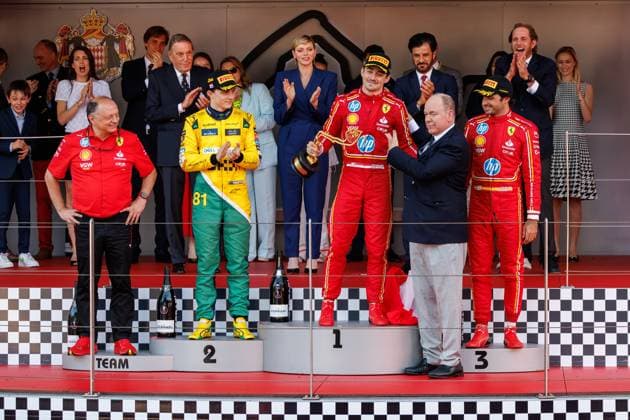 Fuerst Albert ueberreicht Charles Leclerc (Scuderia Ferrari HP, 16) den Siegerpokal, links Frederic Vasseur (Scuderia Ferrari HP, Teamchef), Oscar Piastri (McLaren Formula 1 Team, 81), rechts Carlos Sainz (Scuderia Ferrari HP, 55), dahinter Fuerst Albert von Monaco und Fuerstin Charlene von Monaco, Grosser Preis von Monaco, Motorsport, Formel 1, Saison 2023, 26.05.2024 Grosser Preis von Monaco, Motorsport, Formel 1, Saison 2023, 26.05.2024 Monte Carlo Copyright: xEibner-Pressefoto AlexanderxNeisx EP_ANS
