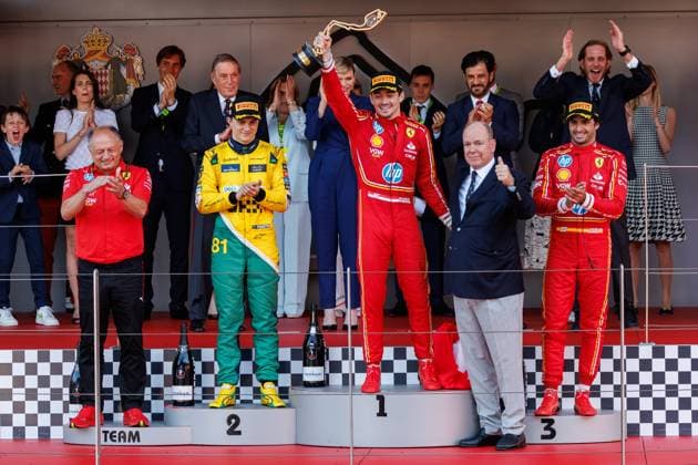 Fuerst Albert ueberreicht Charles Leclerc (Scuderia Ferrari HP, 16) den Siegerpokal, links Frederic Vasseur (Scuderia Ferrari HP, Teamchef), Oscar Piastri (McLaren Formula 1 Team, 81), rechts Carlos Sainz (Scuderia Ferrari HP, 55), dahinter Fuerst Albert von Monaco und Fuerstin Charlene von Monaco, Grosser Preis von Monaco, Motorsport, Formel 1, Saison 2023, 26.05.2024 Grosser Preis von Monaco, Motorsport, Formel 1, Saison 2023, 26.05.2024 Monte Carlo Copyright: xEibner-Pressefoto AlexanderxNeisx EP_ANS