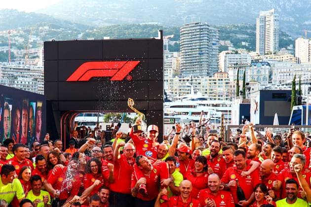First Place Charles Leclerc of Monaco and Ferrari, Third Place Carlos Sainz of Spain and Ferrari and the whole Ferrari Team Feiern Sie und posieren Sie fur das Teamfeierfoto, Race, F1 Grand Prix of Monaco, Monaco am 26. May 2024 in Monte Carlo, Monaco. (Foto von Diogo Cardoso DeFodi Images) First Place Charles Leclerc of Monaco and Ferrari, Third Place Carlos Sainz of Spain and Ferrari and the whole Ferrari Team celebrate and pose for the team celebration photo, Race, F1 Grand Prix of Monaco, Monaco on May 26, 2024 in Monte Carlo, Monaco. (Photo by Diogo Cardoso DeFodi Images) Defodi-645_f1mon20240526_3812