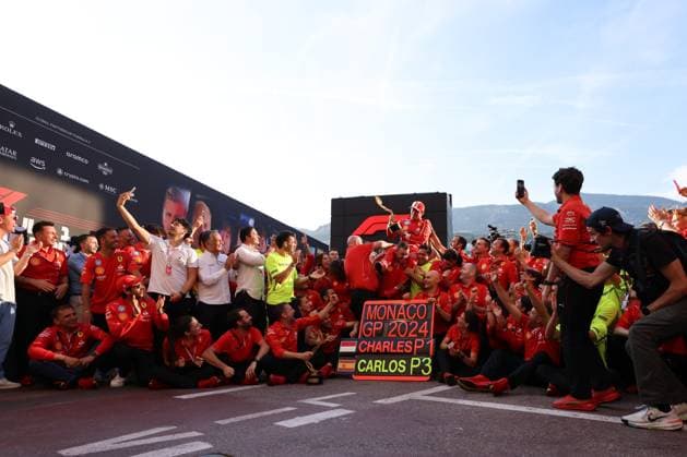 16Charles Leclerc (Scuderia Ferrari HP, 16), 55Carlos Sainz (Scuderia Ferrari HP, 55), Frederic Vasseur (Scuderia Ferrari HP, Teamchef), Arthur Leclerc, Marc Gene, Antonio Fuoco, , Ferrari Siegesfeier, Scuderia Ferrari, MCO, Monaco, Formel 1 Weltmeisterschaft, Monaco Grand Prix, 26.05.2024 MCO, Formel 1 Weltmeisterschaft, Monaco Grand Prix, 26.05.2024 Monaco Copyright: xEibner-Pressefoto AnnikaxGrafx EP_AGF