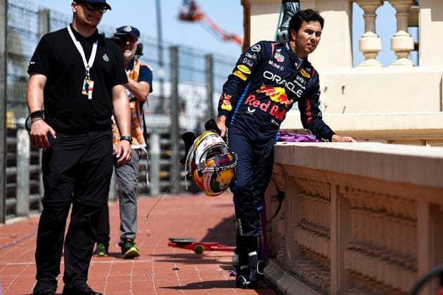 Sergio Perez of Mexico and Oracle Red Bull Racing gestikuliert, Gestik, Race, F1 Grand Prix of Monaco, Monaco am 26. May 2024 in Monte Carlo, Monaco. (Foto von Diogo Cardoso DeFodi Images) Sergio Perez of Mexico and Oracle Red Bull Racing gestures after his crash, Race, F1 Grand Prix of Monaco, Monaco on May 26, 2024 in Monte Carlo, Monaco. (Photo by Diogo Cardoso DeFodi Images) Defodi-645_f1mon20240526_4727