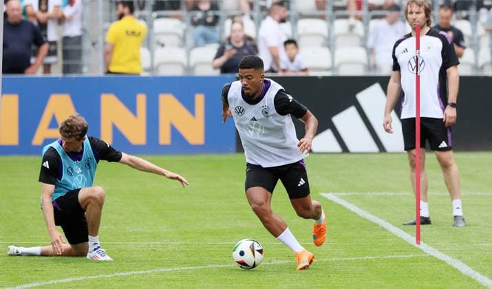 DFB Auswahl - Training Nationalmannschaft Jena, 27.05.2024, Ernst-Abbe-Sportfeld, Fußball, DFB Auswahl , Vorbereitung zur UEFA EURO, EM, Europameisterschaft,Fussball 2024. Training der deutschen National-mannschaft im Rahmen des Trainingslager in Blankenhain Thüringen , Im Bild v.l.: Thomas Müller Mueller (Bayern München) und Benjamin Henrichs (RB Leipzig) ,