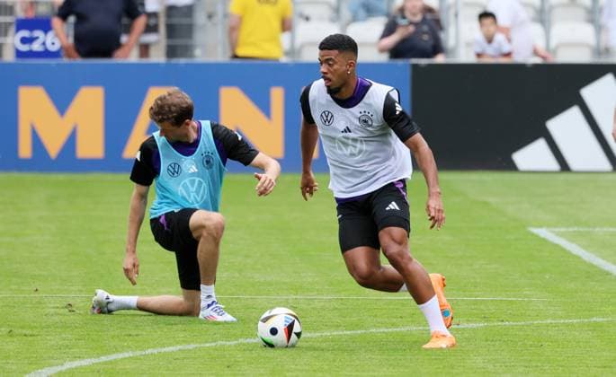 DFB Auswahl - Training Nationalmannschaft Jena, 27.05.2024, Ernst-Abbe-Sportfeld, Fußball, DFB Auswahl , Vorbereitung zur UEFA EURO, EM, Europameisterschaft,Fussball 2024. Training der deutschen National-mannschaft im Rahmen des Trainingslager in Blankenhain Thüringen , Im Bild v.l.: Thomas Müller Mueller (Bayern München) und Benjamin Henrichs (RB Leipzig) ,