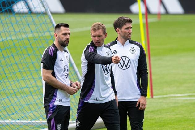 Fussball, Herren, Saison 2023 2024, Deutsche Nationalmannschaft, EM-Vorbereitung, öffentliches Training in Jena, im Bild: v. l. Co-Trainer Mads Buttgereit, Bundestrainer Julian Nagelsmann (Deutschland), Co-Trainer Benjamin Glück (Deutschland), 27.05. 2024, Copyright: xSebastianxRäppold MatthiasxKochx