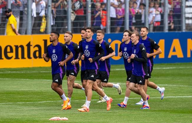 Fussball, Herren, Saison 2023 2024, Deutsche Nationalmannschaft, EM-Vorbereitung, öffentliches Training in Jena, im Bild: v. l. Benjamin Henrichs (Deutschland), David Raum (Deutschland), Robin Koch (Deutschland), Kai Havertz (Deutschland), Maximilian Mittelstädt (Deutschland), Rocco Reitz (Deutschland), Maximilian Beier (Deutschland), Waldemar Anton (Deutschland), 27.05. 2024, Copyright: xSebastianxRäppold MatthiasxKochx