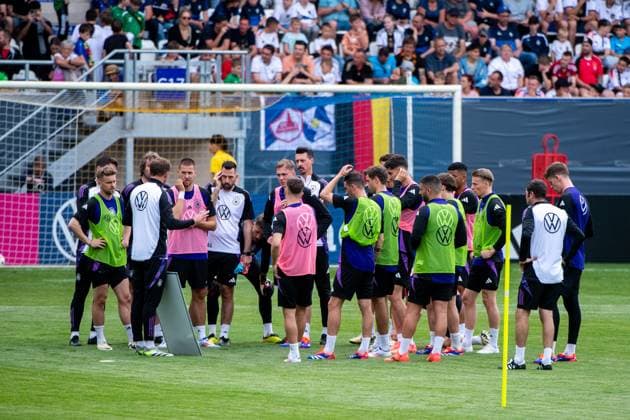 Julian Nagelsmann (Deutschland, Bundestrainer) spricht mit Taktiktafel zum Team im Kreis um Maximilian Mittelstaedt (Deutschland), Waldemar Anton (Deutschland), Maximilian Beier (Deutschland), Sandro Wagner (Deutschland, Co-Trainer), GER, Training DFB Fussball Herren Nationalmannschaft Deutschland, Oeffentliches Auftakttraining Jena, UEFA Fussball Europameisterschaft 2024, 27.05.2024 DFB regulations prohibit any use of photographs as image sequences and or quasi-video GER, Training DFB Fussball Herren Nationalmannschaft Deutschland, Oeffentliches Auftakttraining Jena, UEFA Fussball Europameisterschaft 2024, 27.05.2024 Jena Copyright: xEibner-Pressefoto Memmlerx EP_MMR