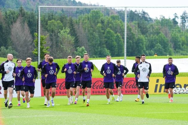 Mannschaft läuft sich warm, mit Rocco Reitz (Deutschland Germany), Maximilian Mittelstädt (Deutschland Germany), Joshua Kimmich (Deutschland Germany), Thomas Müller (Deutschland Germany), Robin Koch (Deutschland Germany), Maximilian Beier (Deutschland Germany), Pascal Groß (Deutschland Germany), Waldemar Anton (Deutschland Germany), Brajan Gruda (Deutschland Germany), Benjamin Henrichs (Deutschland Germany). Deniz Undav (Deutschland Germany) - Blankenhain 28.05.2024: Trainingslager der Deutschen Nationalmannschaft zur EM-Vorbereitung, Golf Resort Weimarer Land