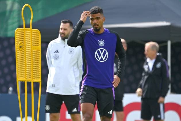 Benjamin HENRICHS, skeptisch,Gestik, Aktion,Einzelbild,angeschnittenes Einzelmotiv,Halbfigur,halbe Figur. Training im Golf Resort Weimarer Land,Trainingsplatz. Deutsche Fussball Nationalmannschaft,Fussball Trainingslager in Blankenhain Thueringen am 27.05.2024,