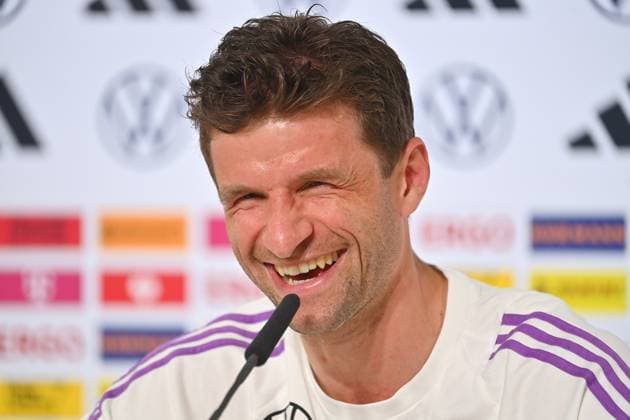 Thomas MUELLER, lacht,lachen,lachend,optimistisch,gutgelaunt, Aktion,Einzelbild,angeschnittenes Einzelmotiv,Portraet,Portrait,Porträt. PRESSEKONFERENZ. Deutsche Fussball Nationalmannschaft,Fussball Trainingslager in Blankenhain Thueringen am 27.05.2024, Â