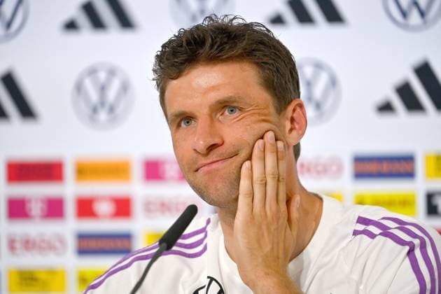 Thomas MUELLER, Gestik,skeptisch, Aktion,Einzelbild,angeschnittenes Einzelmotiv,Portraet,Portrait,Porträt. PRESSEKONFERENZ. Deutsche Fussball Nationalmannschaft,Fussball Trainingslager in Blankenhain Thueringen am 27.05.2024, Â