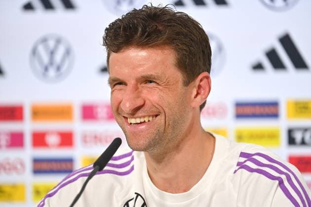 Thomas MUELLER, lacht,lachen,lachend,optimistisch,gutgelaunt, Aktion,Einzelbild,angeschnittenes Einzelmotiv,Portraet,Portrait,Porträt. PRESSEKONFERENZ. Deutsche Fussball Nationalmannschaft,Fussball Trainingslager in Blankenhain Thueringen am 27.05.2024, Â