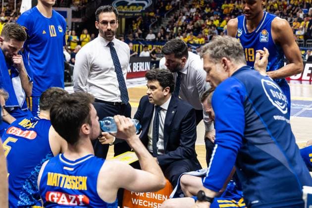 easyCredit Basketball Bundesliga, BBL, Saison 2023 2024, Herren, Playoffs, Halbfinale, Spiel 1, 28.05.2024, Alba Berlin - Niners Chemnitz, Israel Gonzalez (Head Coach), Alba Berlin spricht mit seinen Spieleern Copyright. Alexander Trienitz