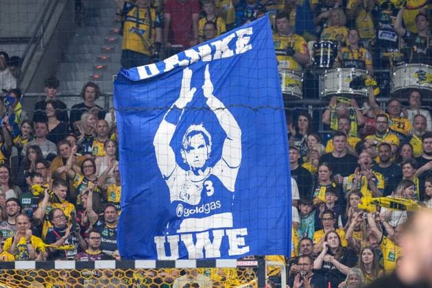 Sport Bilder des Tages Fans der Rhein-Neckar Löwen mit einer Fahne: Danke Uwe für Uwe Gensheimer (RNL, 3, nicht im Bild), Fans, Publikum, Zuschauer, Stimmung, Atmosphäre, Stadion, 30.05.2024, Mannheim (Deutschland), Handball, Bundesliga, Rhein-Neckar Löwen - SC Magdeburg