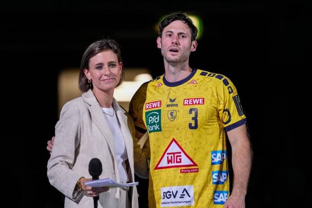 v.li.: Jennifer Kettemann (Geschäftsführerin, RNL) und Uwe Gensheimer (RNL, 3) werden emotional, bei Gensheimers Verabschiedung als aktiver Spieler, Karriereende, Abschied, ab der kommenden Saison soll er als Sportlicher Leiter der Rhein-Neckar Löwen aufgebaut werden, Aktion, Action, 30.05.2024, Mannheim (Deutschland), Handball, Bundesliga, Rhein-Neckar Löwen - SC Magdeburg