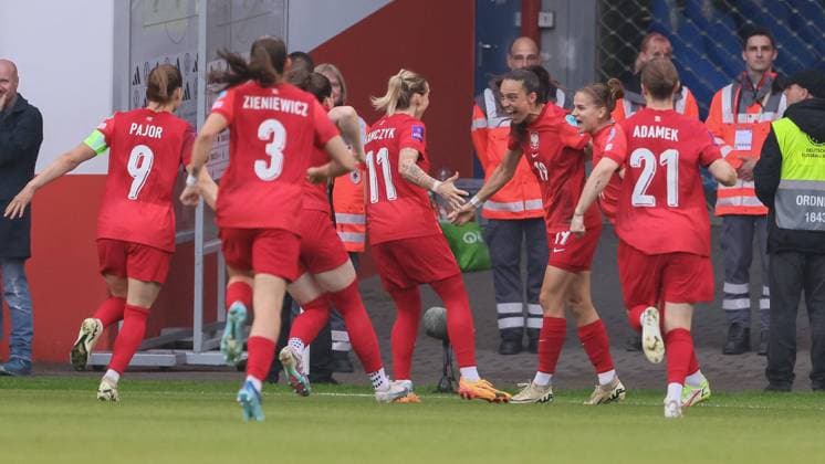 v.li.: Spielerinnen von Polen mit Torjubel, Jubel, jubeln, jubelt, optimistisch, Spielszene, Highlight, Freude über das Tor zum 0:1, 31.05.2024, Rostock (Deutschland), Fussball, EM-Qualifikation Frauen, Deutschland - Polen