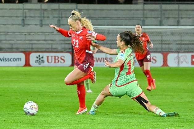 Alisha Lehmann (Schweiz, 23) am Ball und vorbei an Diana Nemeth (Ungarn, 15) SUI, Schweiz - Ungarn, UEFA Womens Qualifier Euro 2025, Liga B, Gruppe 1, 3. Spieltag, 31.05.2024 SUI, Schweiz - Ungarn, UEFA Womens Qualifier Euro 2025, Liga B, Gruppe 1, 3. Spieltag, 31.05.2024 Biel Copyright: xEibner-Pressefoto ThomasxHessx EP_THS