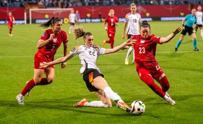31.05.2024, Fußball, Frauen, Europameisterschafts-Qualifikation, EM-Qualifikation, 3. Spieltag, Deutschland - Polen, MartynÄÖ Wiankowska (Polen, li.) und Adriana Achcinska (Polen, re.) gegen Jule Brand (Deutschland, Mitte) Rostock Ostseestadion Mecklenburg-Vorpommern Deutschland